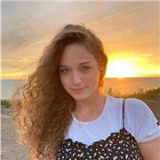 Neo-laureata in lingue straniere impartisce lezioni di inglese, francese, spagnolo, portoghese e italiano